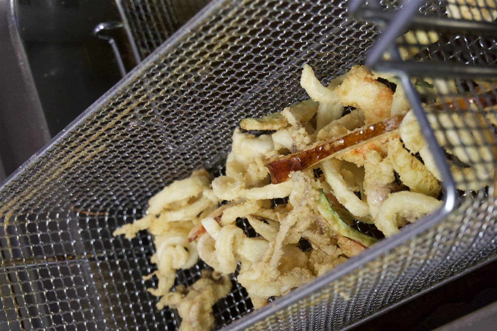 Frittura di pesce in preparazione nella cucina Alexander