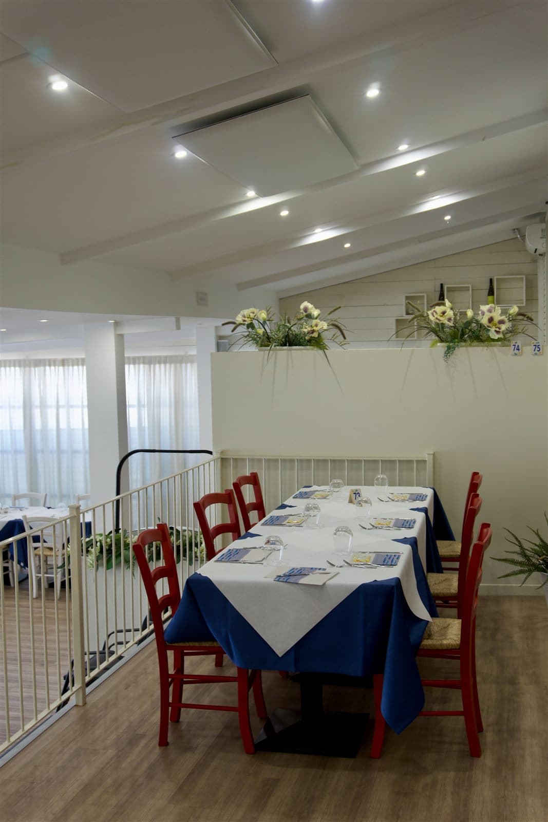 Sala del ristorante Alexander apparecchiata per una tavolata, a Collecchio (Parma)