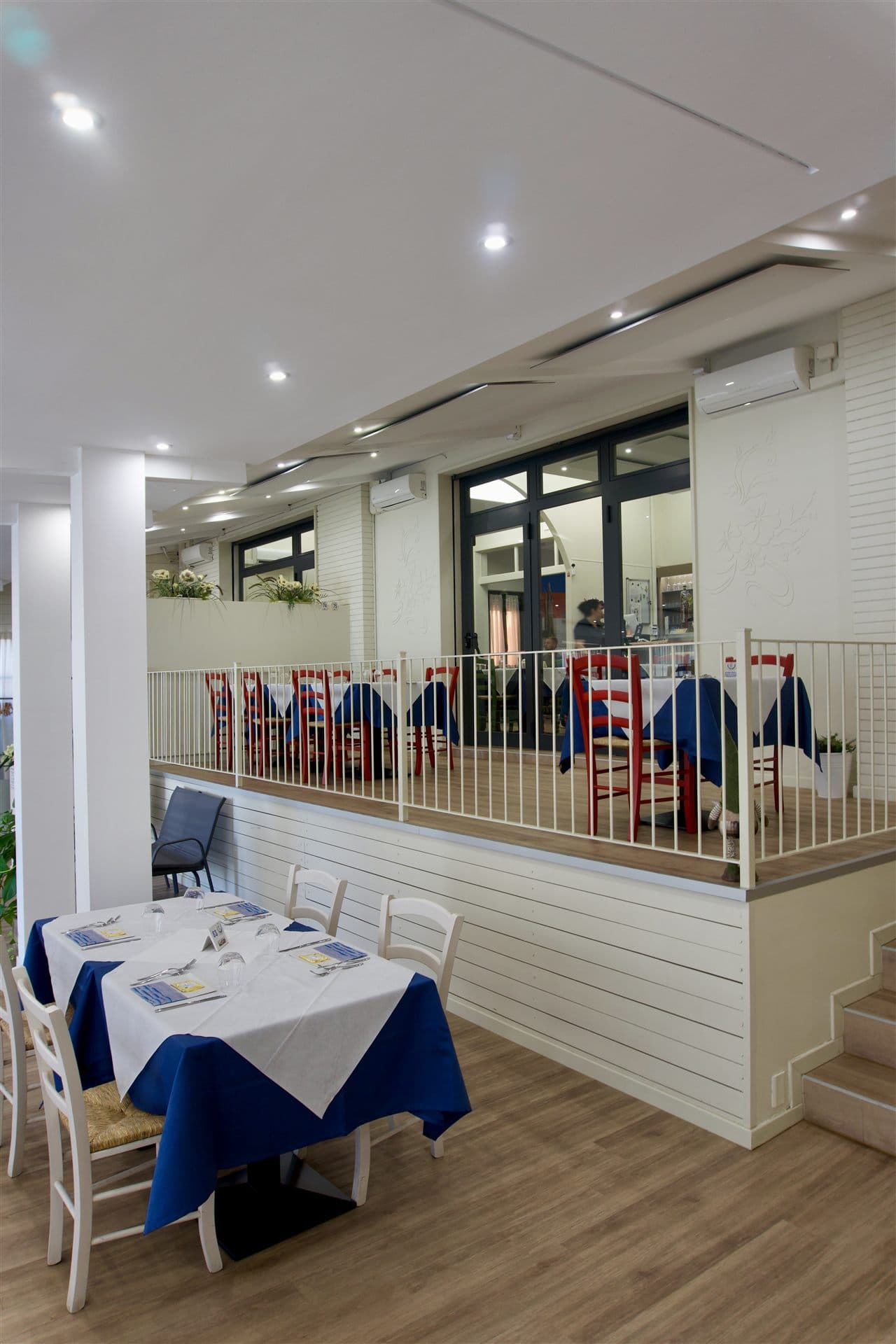 Tavolo apparecchiato nella sala del ristorante Alexander a Collecchio