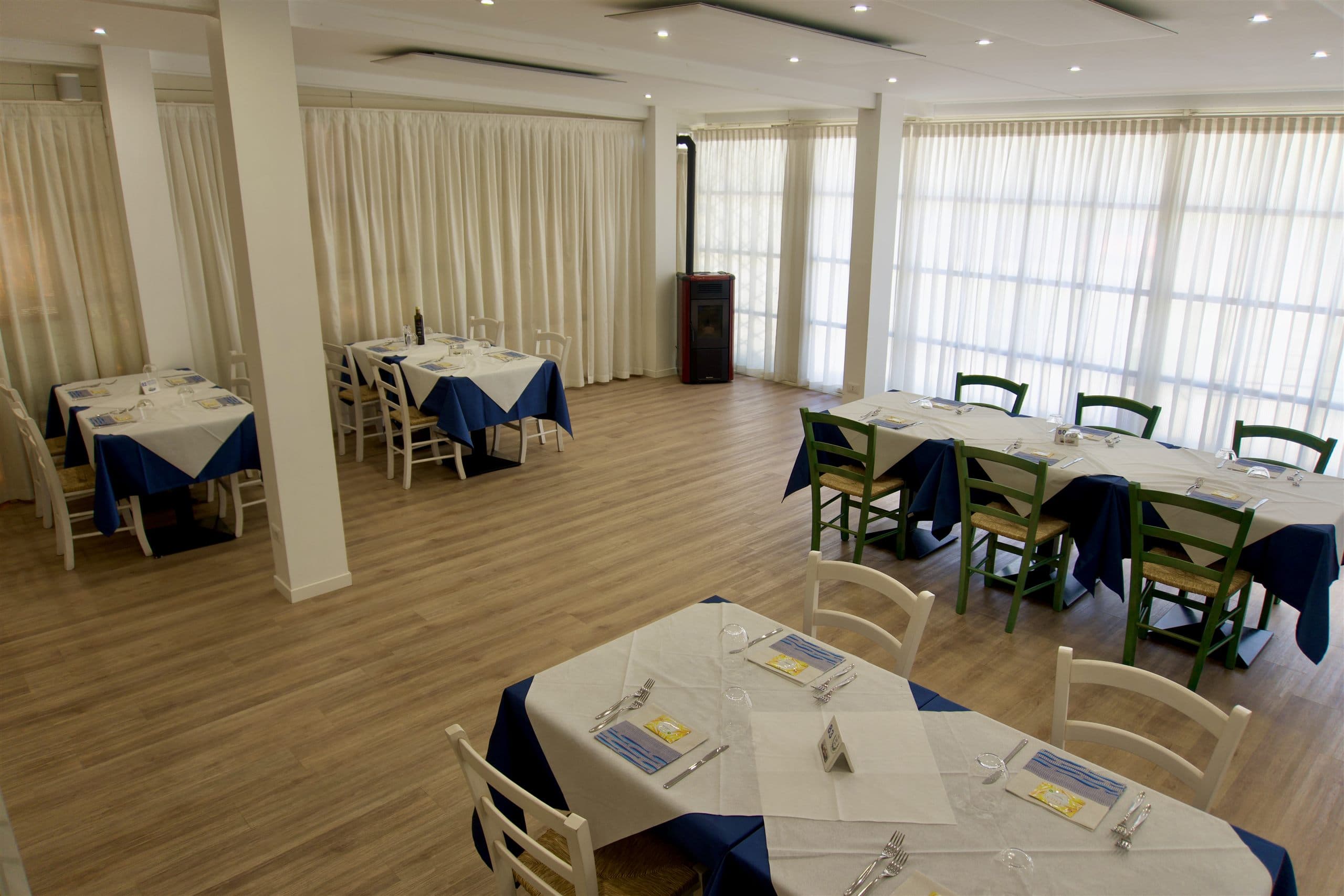 La sala del ristorante Alexander tra le tende, a Collecchio (Parma)