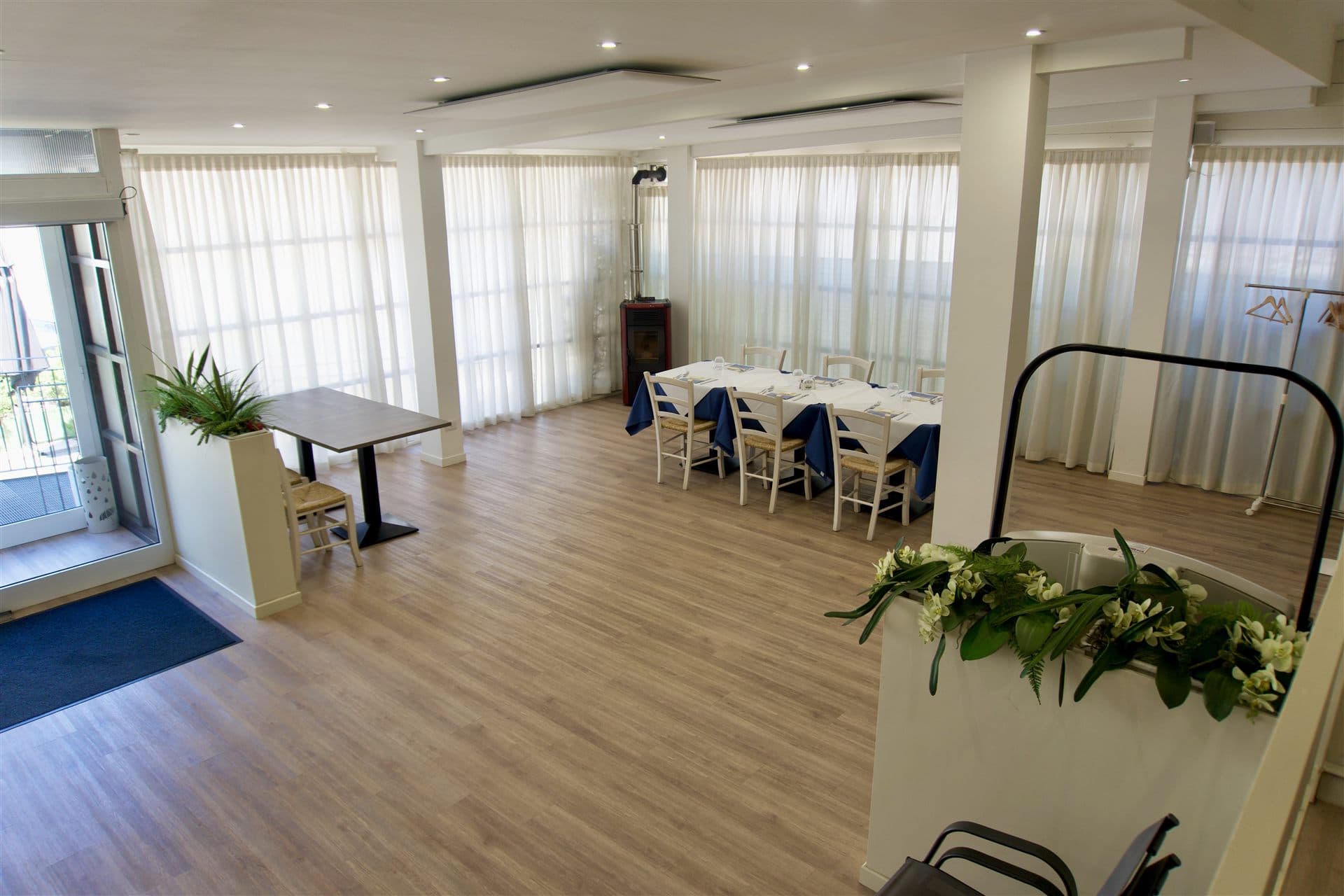 Veranda del ristorante Alexander a Collecchio, luminosa e affacciata sulla campagna parmigiana